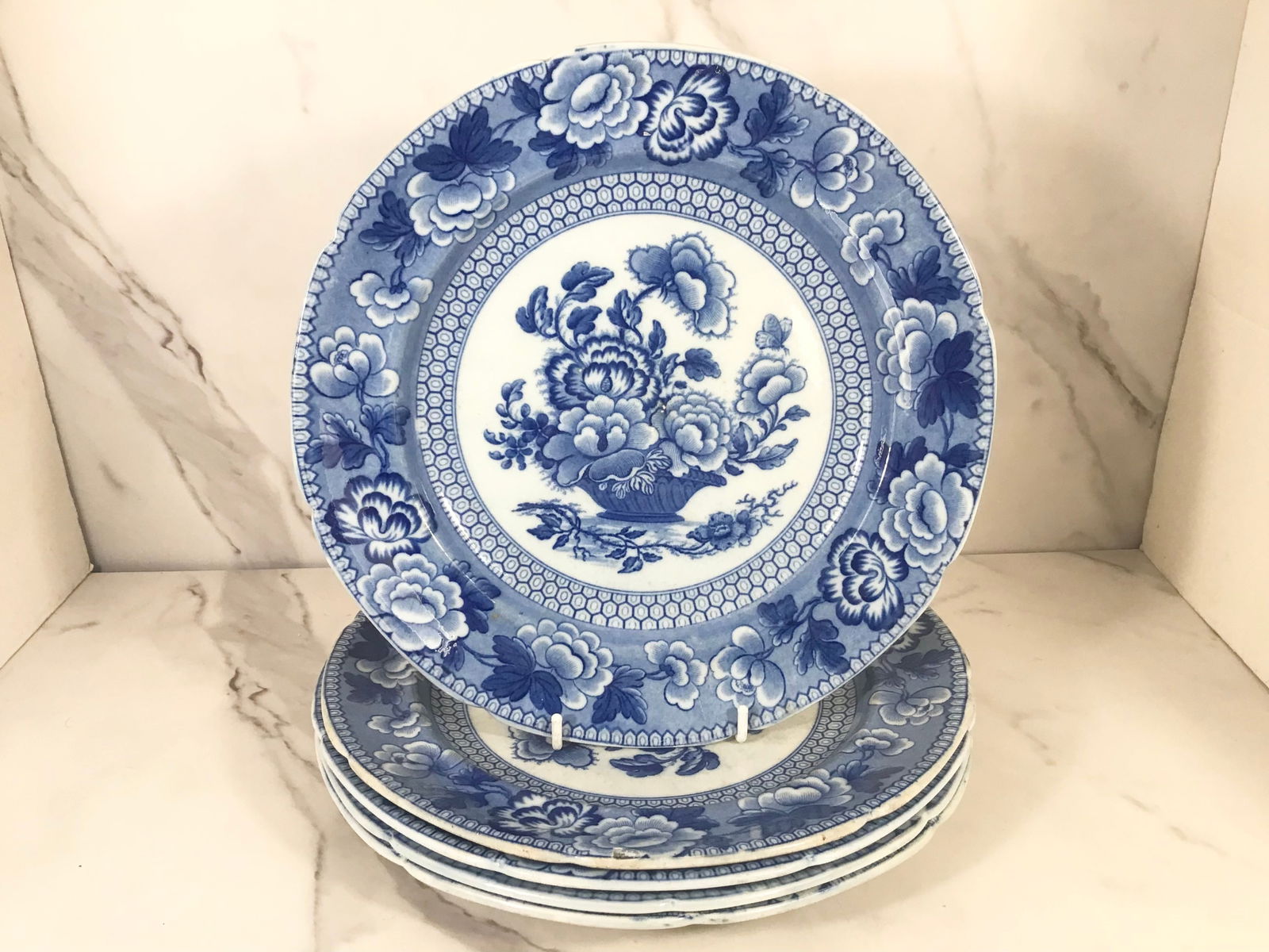 Set 5 English Blue and White Pearlware Floral Dinner Plates (1 of 2)