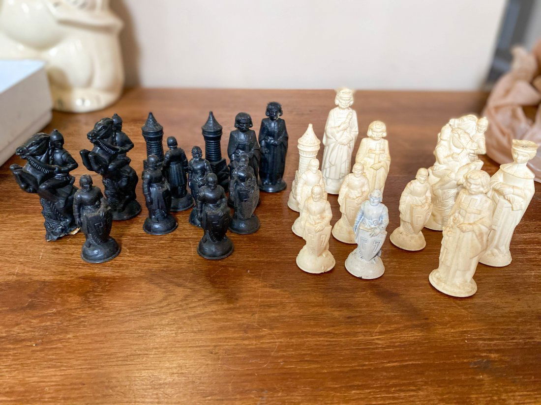 Old Plastic Chess Pieces: Old Plastic Chess PiecesWeigh about 5lbs
