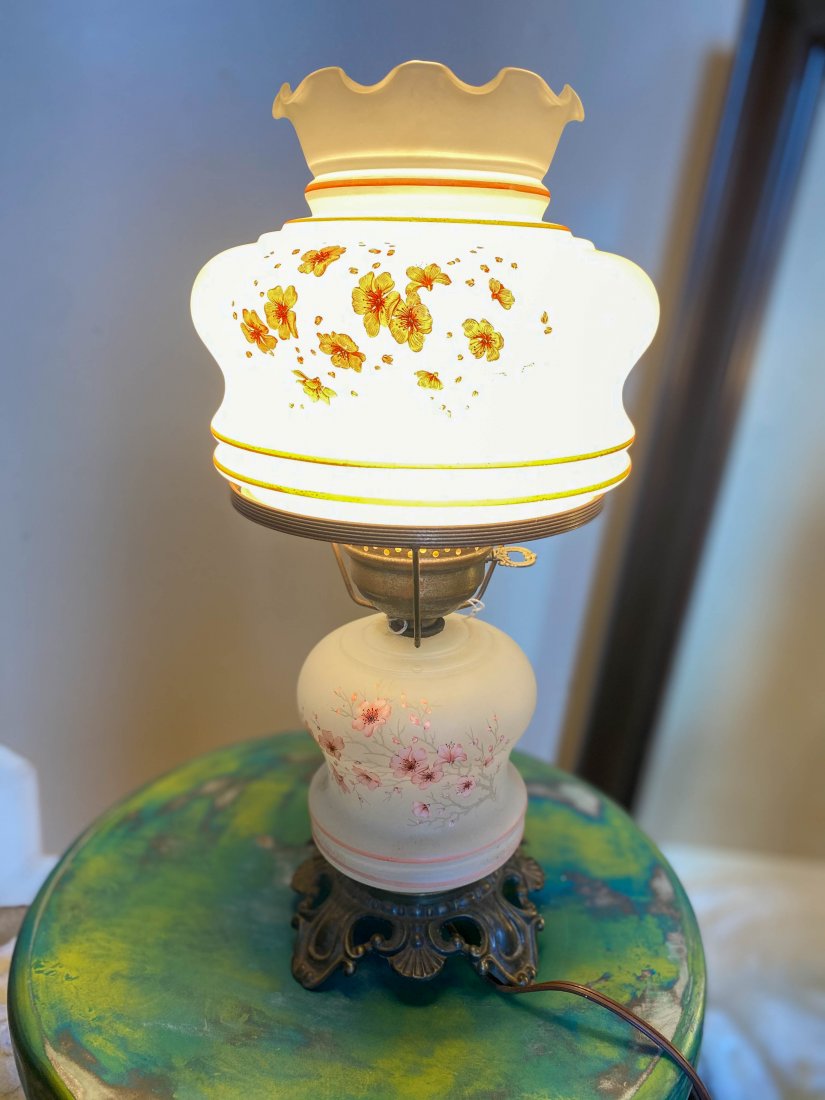 Adorable Hand Painted Hurricane Lamp GWTW (1 of 6)