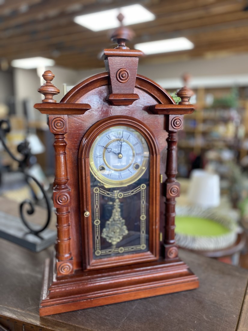 VICTORIAN WALNUT MANTEL WIND UP CLOCK 1800S (6079) on Oct 24, 2021