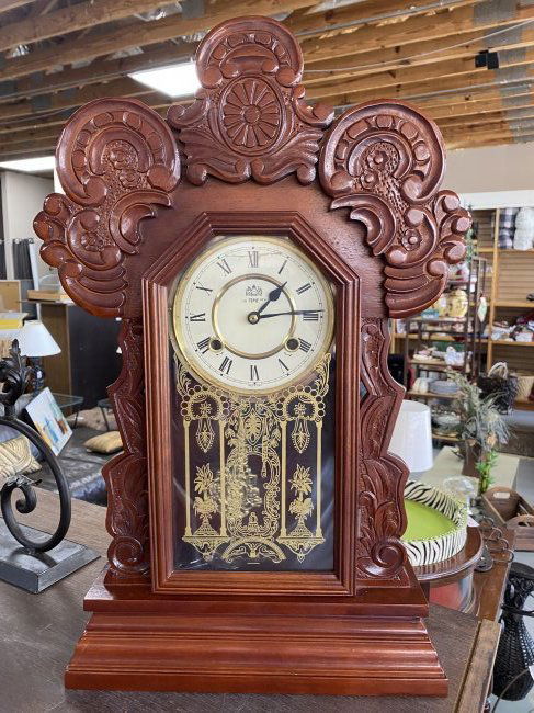 VICTORIAN PRESSED WOOD ANTIQUE WIND UP MANTEL CLOCK (1 of 4)