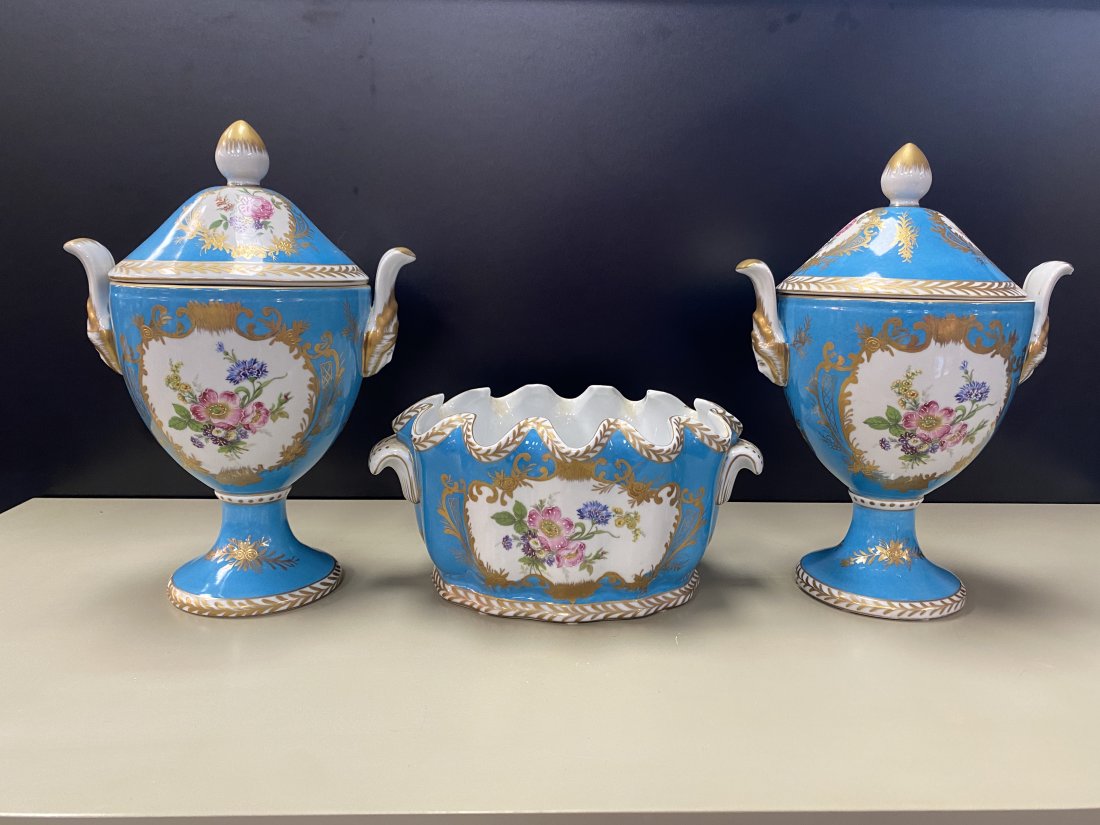 PARIS ROYAL PEINT D'LA MAIN PAIR URNS W MATCHING VASE (1 of 12)