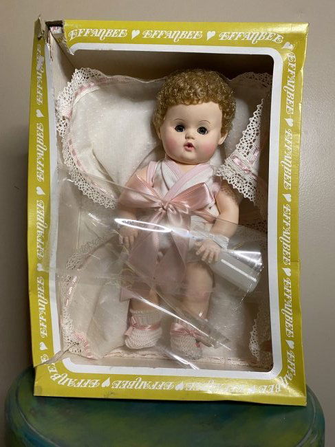 EFFANBEE IN BOX #5715 1963 DY-DEE DOLL: EFFANBEE IN BOX #5715 1963 DY-DEE DOLL - PLASTIC ON FRONT OF BOX IS COMING OFF. SHE IS NEW IN BOX.