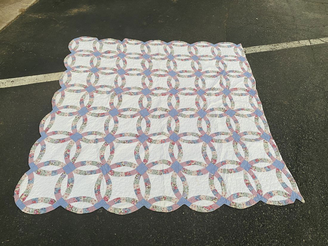 1950S DOUBLE WEDDING RING SCALLOPED QUILT: 1950S DOUBLE WEDDING RING SCALLOPED QUILT NO SIGNS OF RIPS OR TEARS GREAT CONDITION SEE PHOTOS APPROX 78X74IN