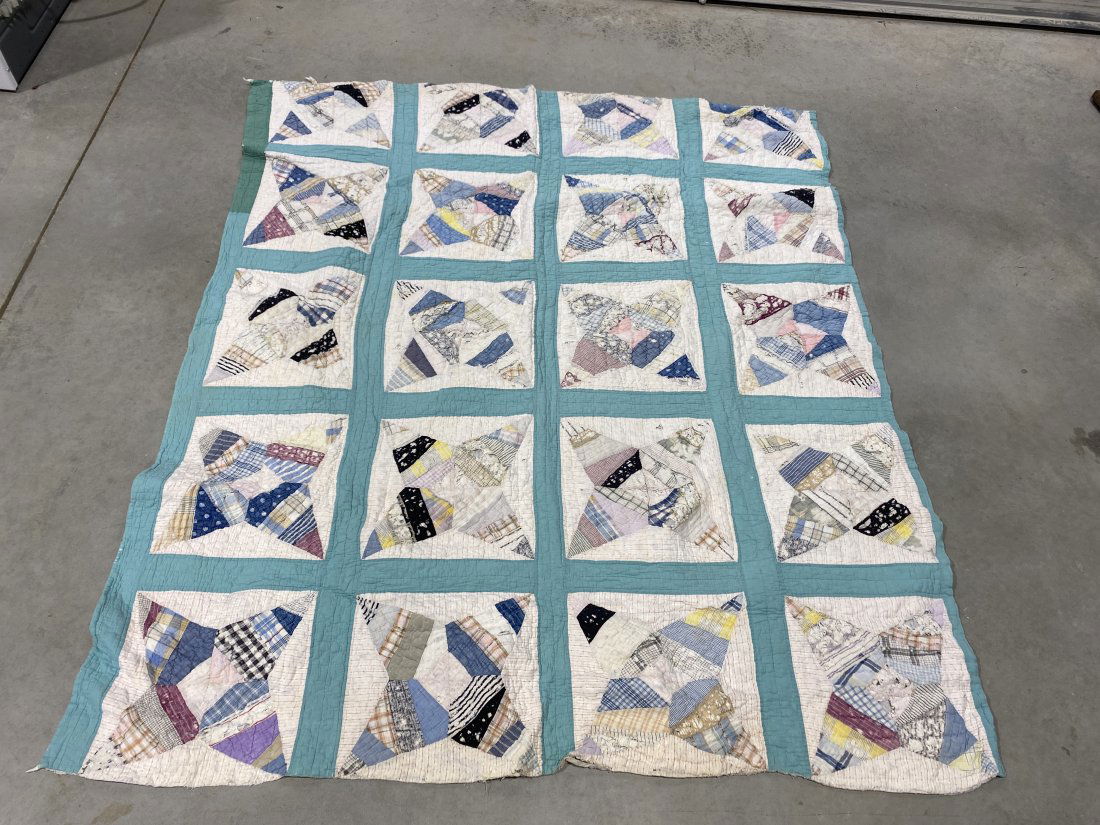 HEAVY HANDMADE 4PT STAR PATCH QUILT 1940S (1 of 5)