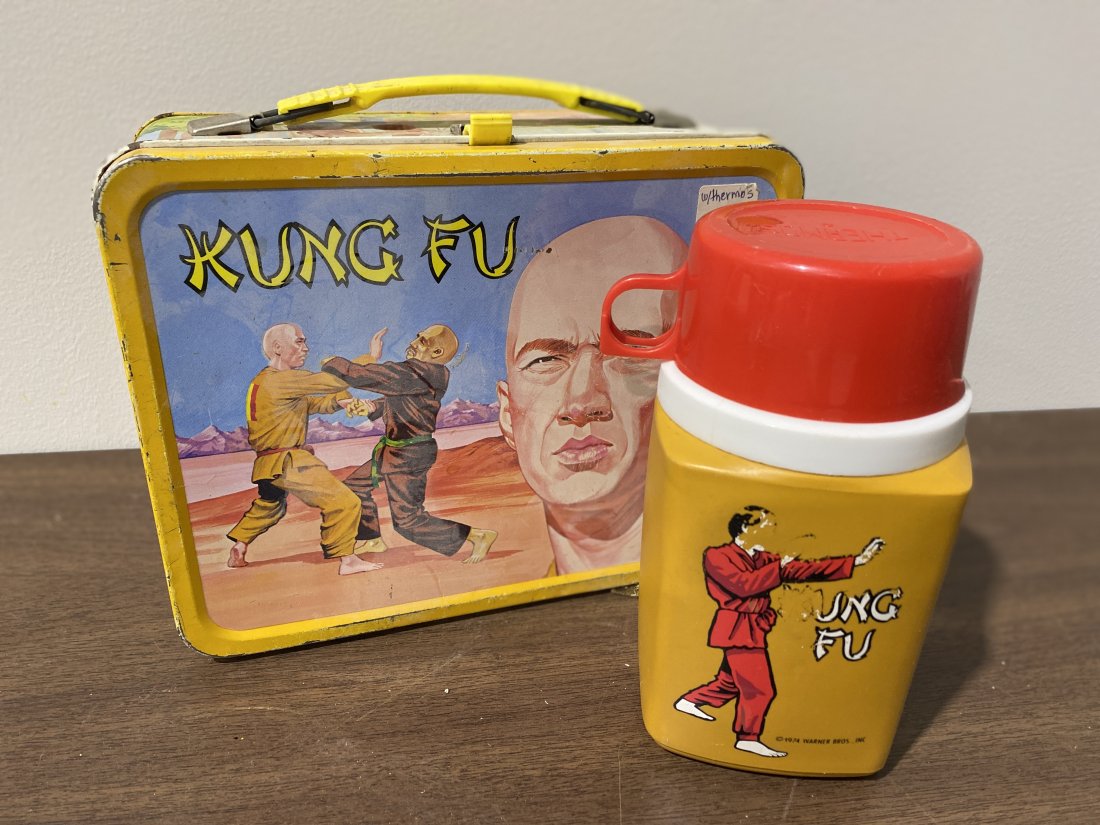 1974 KUNG FU WARNER BROS LUNCH BOX W THERMOS: 1974 KUNG FU WARNER BROS LUNCH BOX W THERMOS