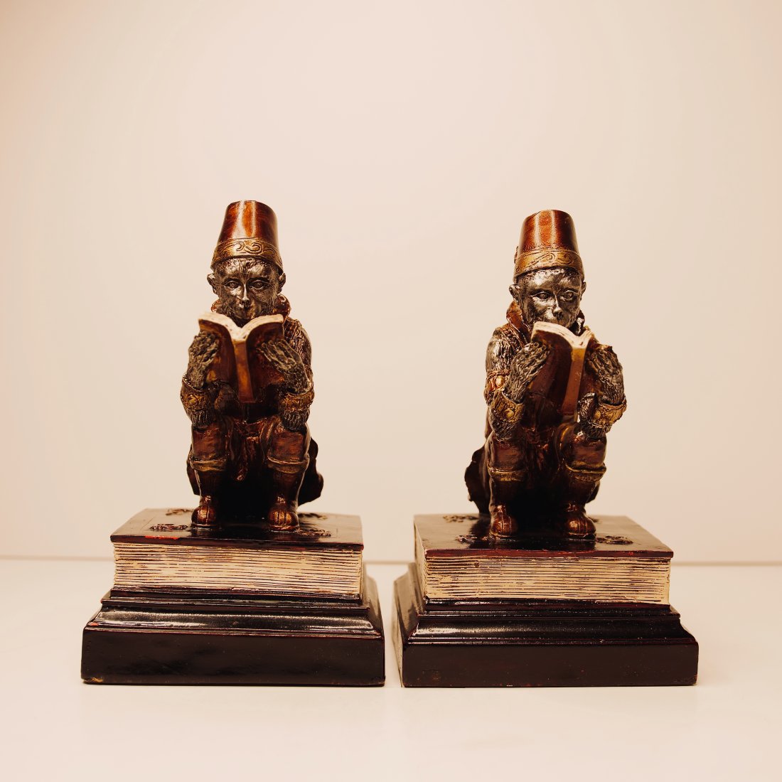 A VINTAGE PAIR OF HANDPAINTED MONKEY BOOK ENDS (1 of 10)