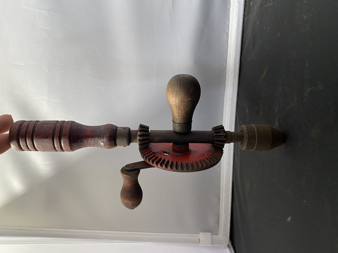 ANTIQUE HAND DRILL PRIMITIVE CARPENTERS MECHANICAL TOOL: ANTIQUE HAND DRILL PRIMITIVE CARPENTERS MECHANICAL CRANK TOOL APPROX 11IN AS IS SEE PHOTOS