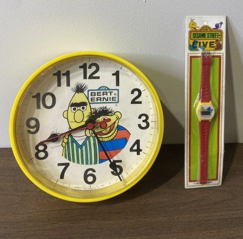 SESAME STREET LOT WATCH AND ELGIN CLOCK BIG BIRD MUPPETS: SESAME STREET LOT SESAME STREETS LIVE DIGITAL WATCH MUPPETS INC NEEDS BATTERY NEW IN PLASTIC AND ELGIN SESAME STREET 1977 8 IN CLOCK BIG BIRD MUPPETS