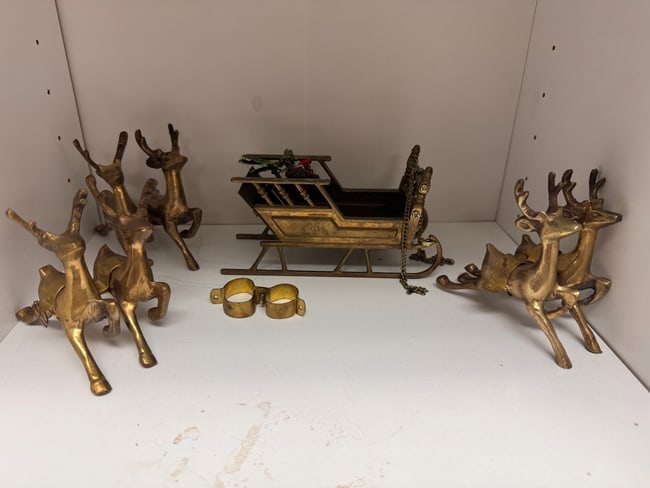 VINTAGE BRASS SLEIGH W REINDEER: Up for auction is a stunning brass sleigh with six reindeer, a charming and festive decorative piece perfect for your holiday décor. This exquisite set includes a beautifully detailed sleigh and six