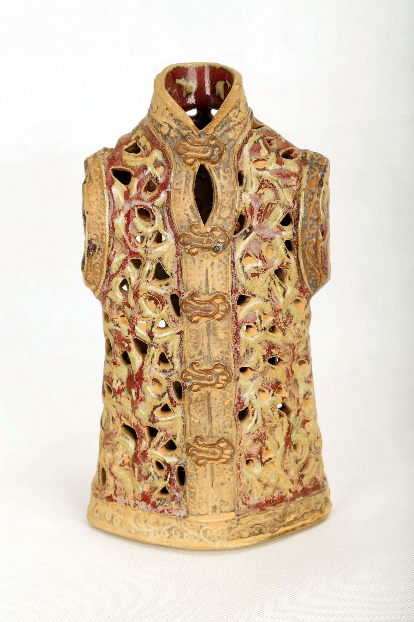 A TANG DYNASTY STYLE THREE-COLORED GLAZED POTTERY (1 of 5)