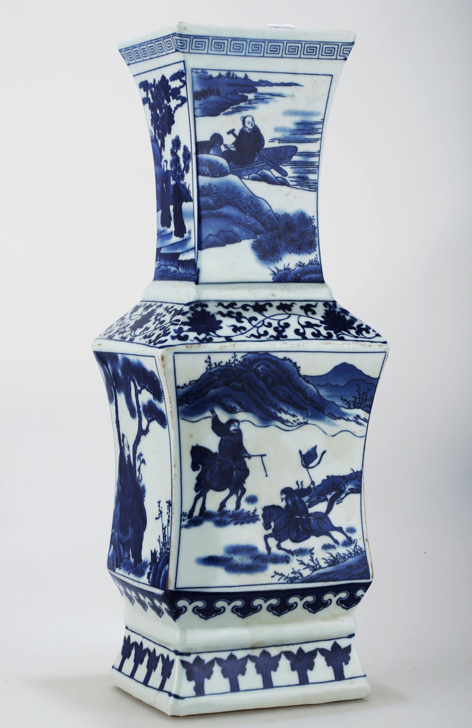 A BLUE AND WHITE PORCELAIN SQUARE VASE. THE BASE MARKED (1 of 10)