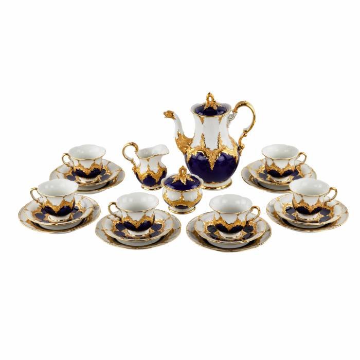 MEISSEN coffee service for six persons. After 1933.: MEISSEN coffee service for six, after 1933. Includes: six cups with saucers and dessert plates, coffee pot, sugar bowl and creamer. Effectively decorated with blue cobalt and gold.Coffee pot height: 2