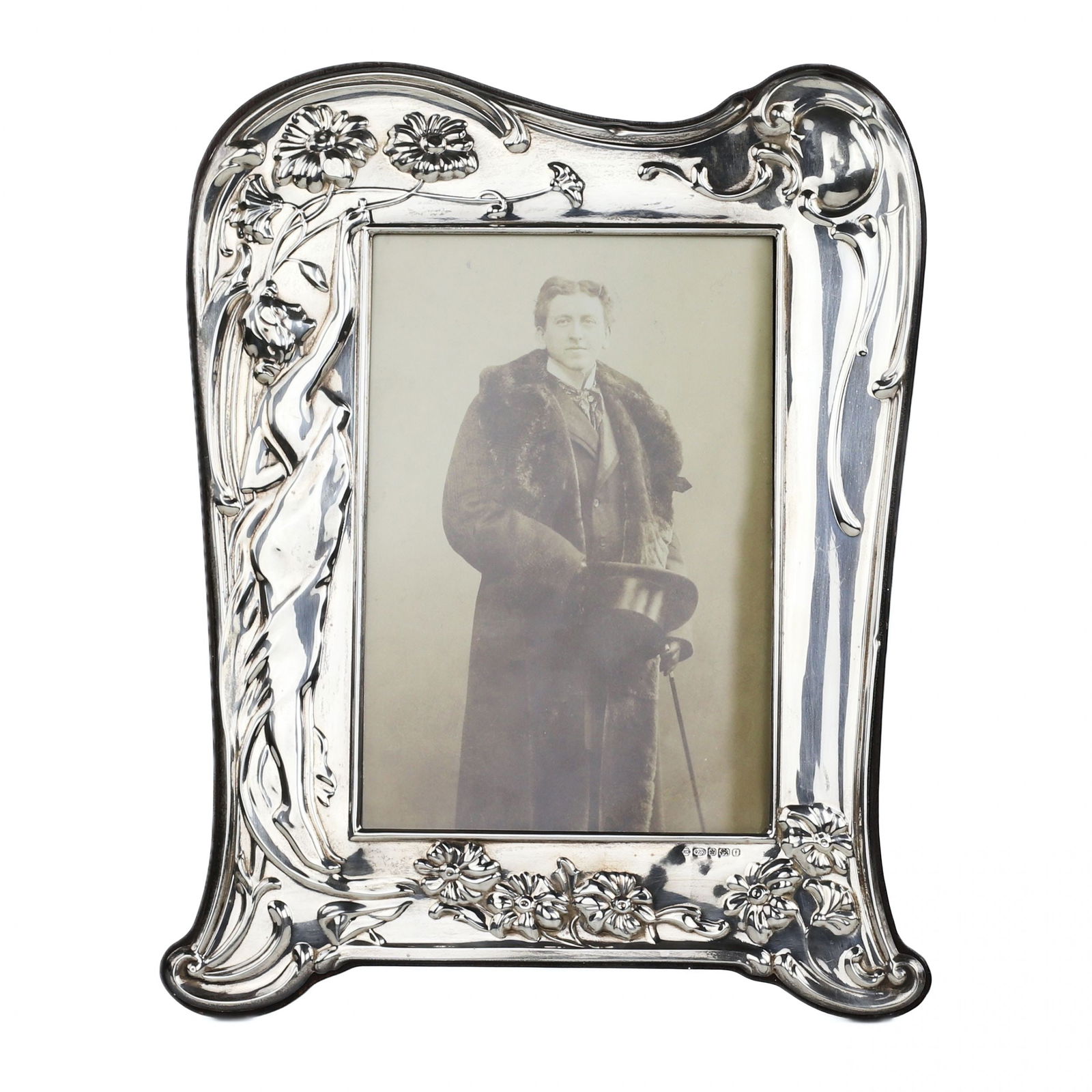PHOTO FRAME IN LOUIS XVI STYLE. RENATO SALIMBENI ITALY, FLORENCE, 20TH CENTURY: A rare three-part photo frame made of gilt silver, featuring a vivid decorative accent - translucent red enamel over an exquisite guilloche background. Inspired by the Louis XVI style, the frames comp