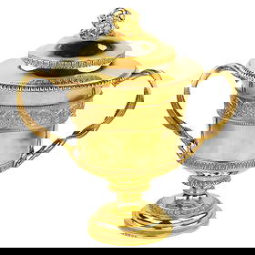 COVERED NEOCLASSICAL CUP. ROBERT GARRARD II & EDWARD BURROWS. ENGLAND, FIRST THIRD OF THE 19TH CENTU: An impressive two-handled lidded cup crafted in parcel-gilt silver (vermeil) in the neoclassical style. The Medici-shaped body is richly adorned with a frieze of rinceaux, palmettes, and acanthus leav