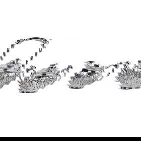 SILVER TEA SET JAPAN, MEIJI PERIOD (1868-1912) : A rare and expressive Japanese silver tea service from the Meiji period, crafted in high-grade silver with exceptional detailing and sculptural finesse. The set comprises three pieces: a teapot with a