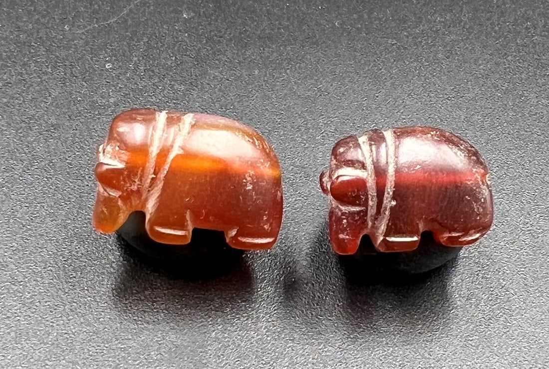 Burmese South East Asian Antique Carved Elephant Figure Agate Necklace Beads: A Nice Collection Of Total 2 Burmese Antique Elephant Figures As In Shape Of Bead Pendants. Size Details Pictures Are Listed. Condition As Shown In The Pictures.