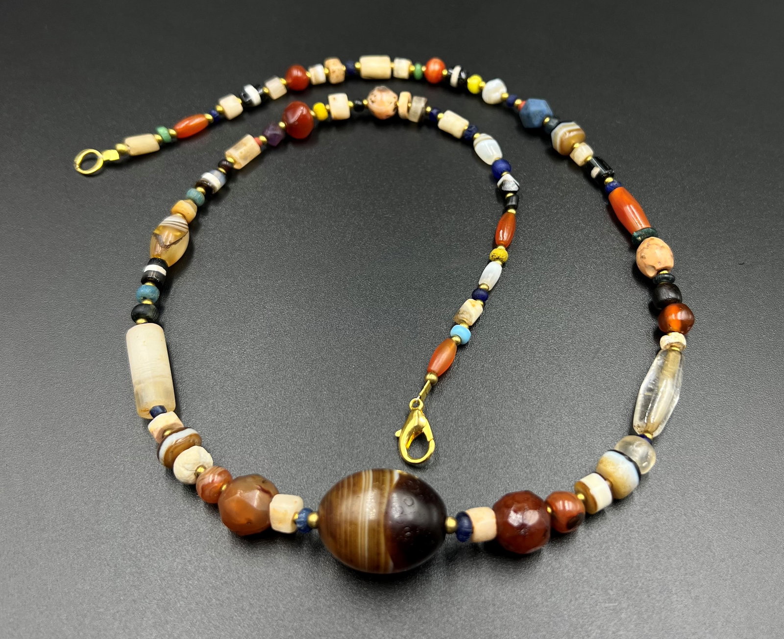 Himalayan Antique Agate Crystals Old Beads Necklace: A Nice Collection Of Ancient Himalayan South Asian Regions Old Agate And Crystals Etc. Beads Necklace.Size Details Pictures Are Listed. Conditions Of Beads As Shown In The Pictures.