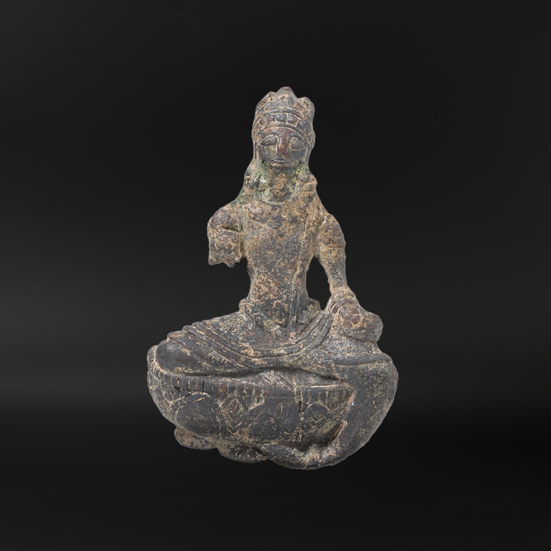 Himalayan Antique Bronze Bodhisattva Statue Seated on Lotus Base [10.2 x 6.9cm, 301gram]: Himalayan Antique Bronze Bodhisattva Statue Seated on Lotus Base [10.2 x 6.9cm, 301gram].