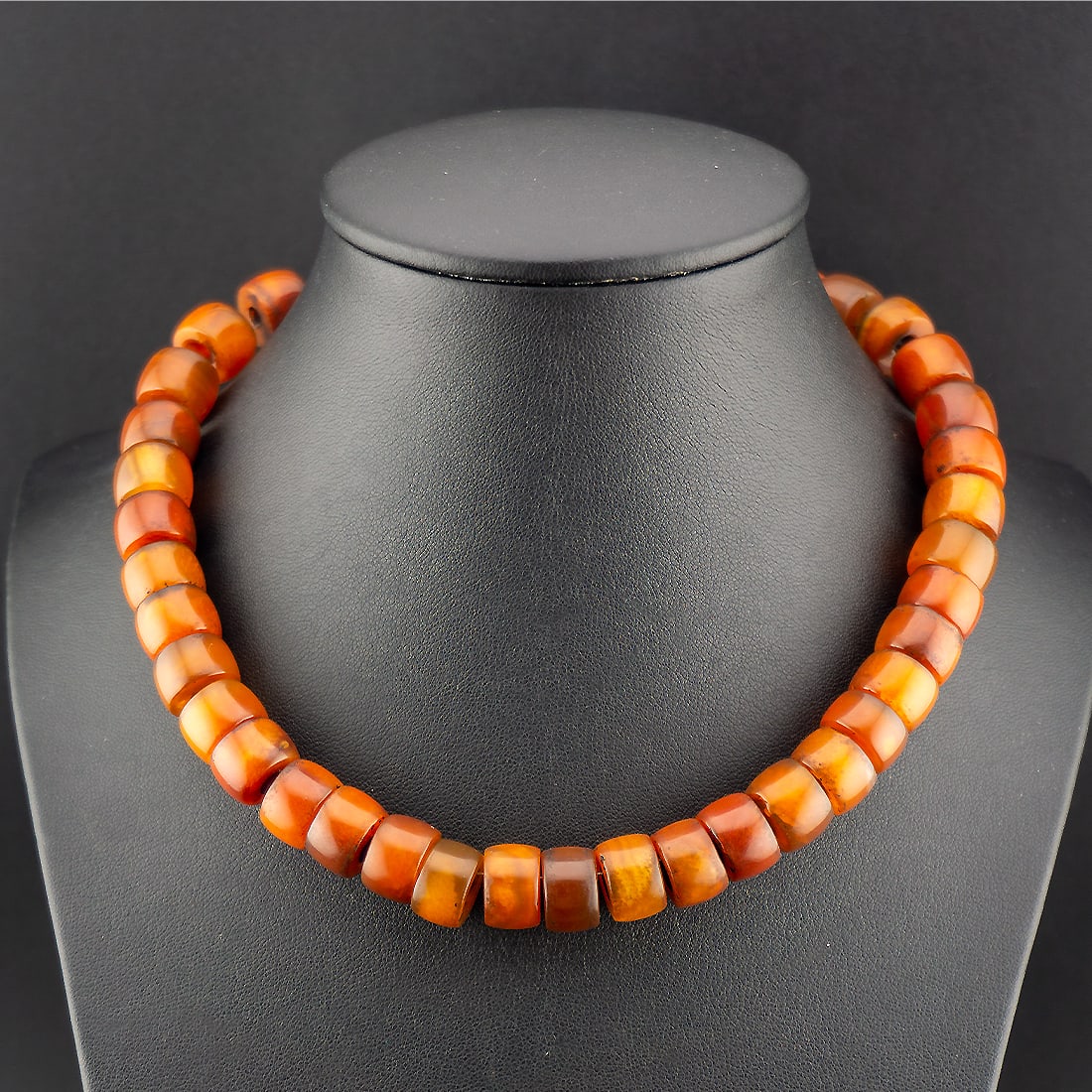 Antique Old Red Carnelian Agate Beads Necklace with Beautiful Shape: The "Antique Old Red Carnelian Agate Beads Necklace with Beautiful Shape" is a remarkable piece of jewelry, reflecting the rich history and cultural significance of carnelian and agate across ancient