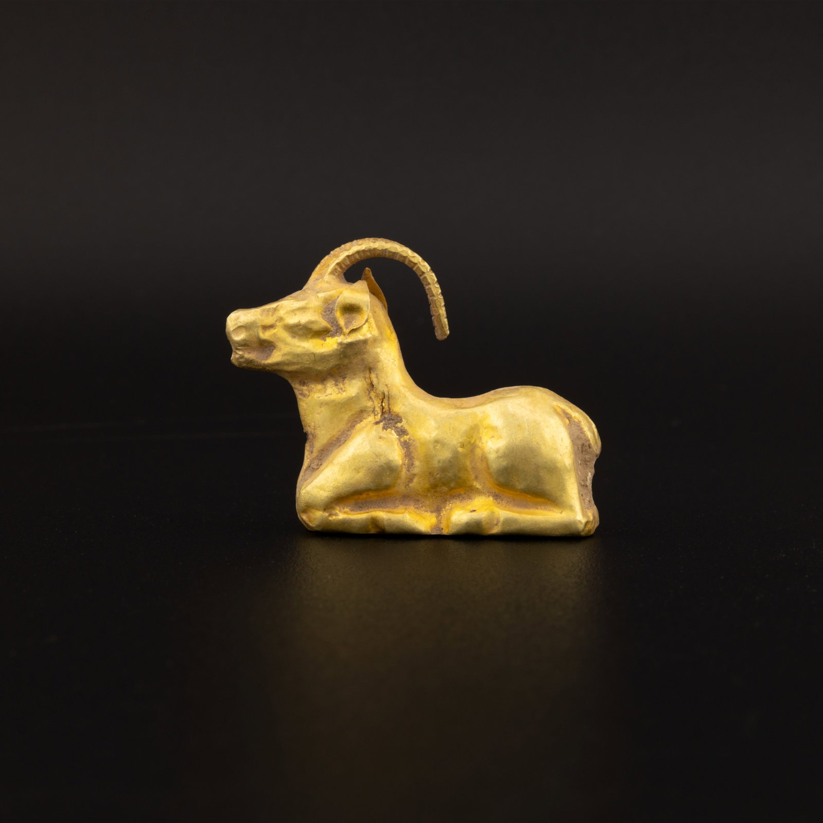 Ancient Bactrian Gold Seated Ram Figurine Ornamental Ritual Artifact [3 x 2.5cm, 12gram]: Ancient Bactrian Gold Seated Ram Figurine Ornamental Ritual Artifact [3 x 2.5cm, 12gram]