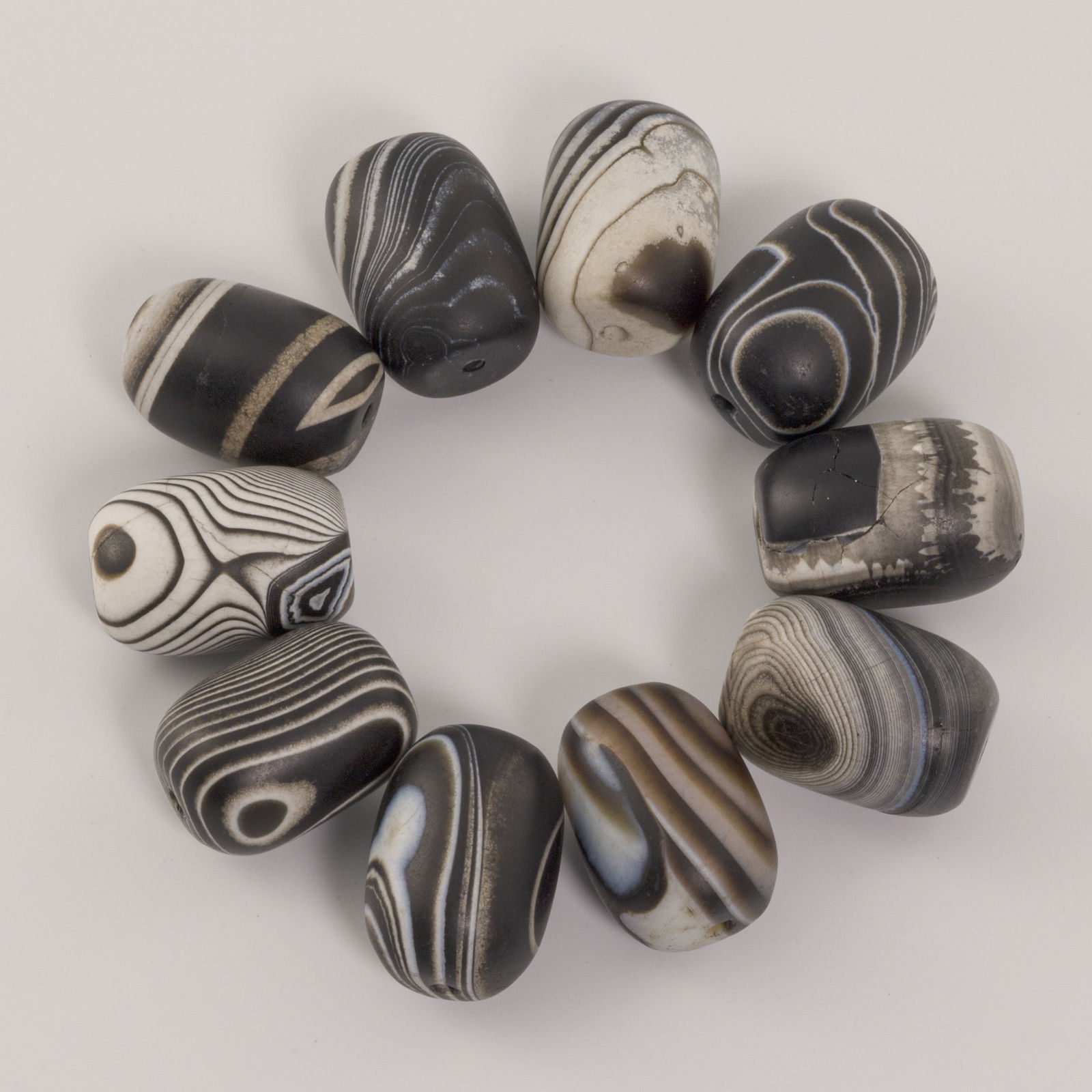 Himalayan Antiques Agate Stone Beads Lot [1.7~1.8cm, 50gram, 10pcs]: Himalayan Antiques Agate Stone Beads Lot [1.7~1.8cm, 50gram, 10pcs]