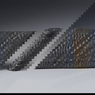 Ancient Bactrian Cylinder Seal Bead in Black Stone, 2.6 x 6.2 cm, 83g: An ancient Bactrian cylinder-shaped seal bead carved from dense black stone, measuring 2.6 x 6.2 cm and weighing 83 grams. Finely engraved with a detailed seal figure.For better visibility of the carv