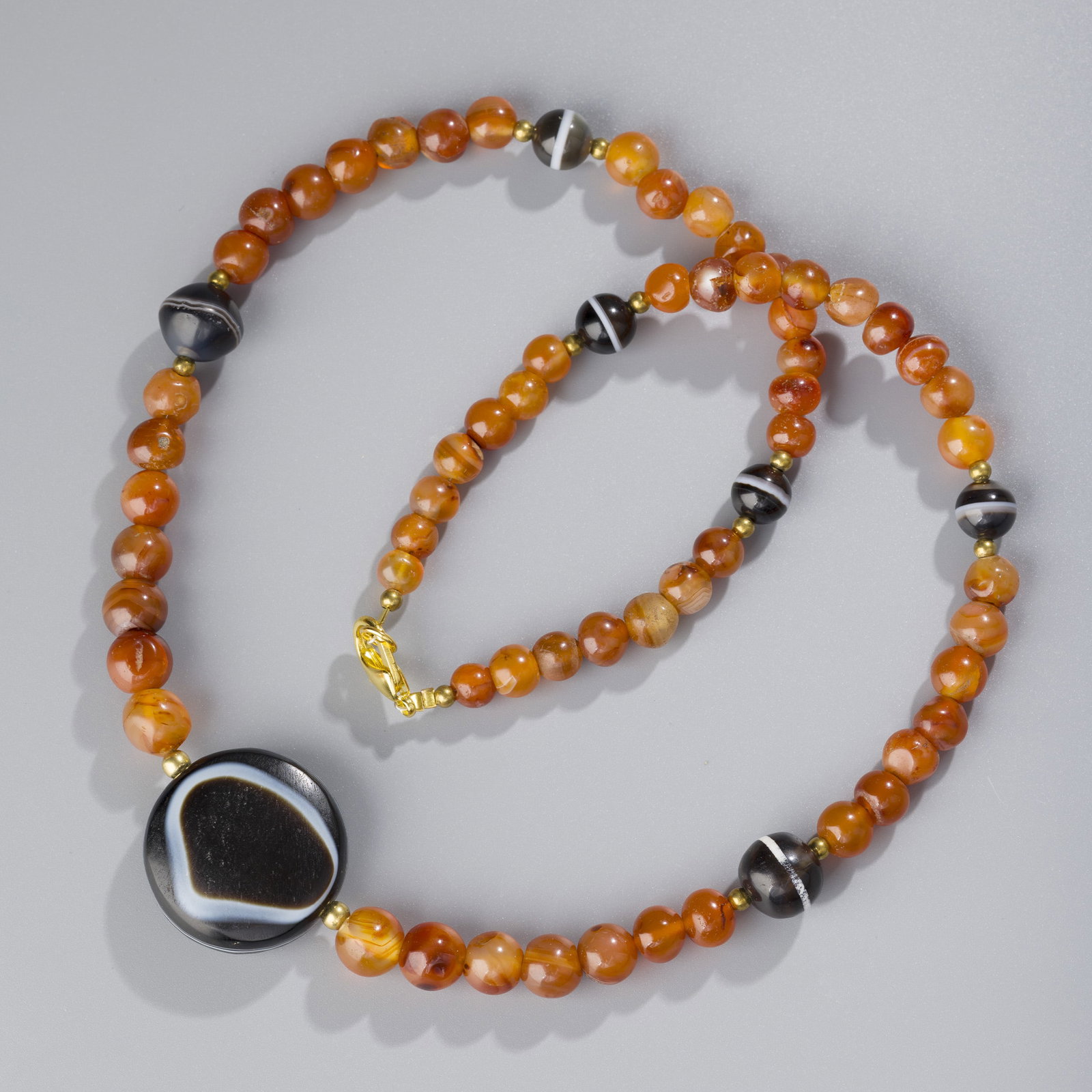 Tang Dynasty Tibetan Magic Eye Single-Line Banded Agate Medicine Rami Carnelian Beads Necklace: Tang Dynasty Tibetan Magic Eye Single-Line Banded Agate Medicine Rami Carnelian Beads Necklace, 20.5 in, 60gA 20.5-inch necklace featuring Tibetan carnelian beads with a rare Tang Dynasty “Magic Eye
