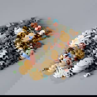 Mixed Lot of Ancient Roman Glass, Agate & Other Beads – 130g: A diverse collection of ancient beads featuring Roman glass, agate, and other varieties. This 130-gram lot offers a unique mix of colors.