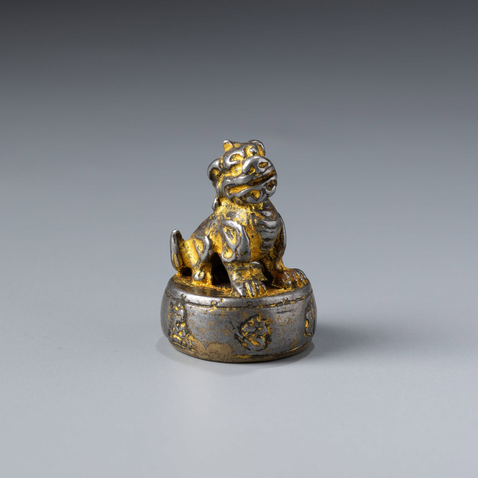 Tibetan Iron Lion Seal: A Tibetan iron seal featuring a stylized lion finial, symbolizing strength and protection. Measures 2.8 x 3.8 cm and weighs 48 grams.