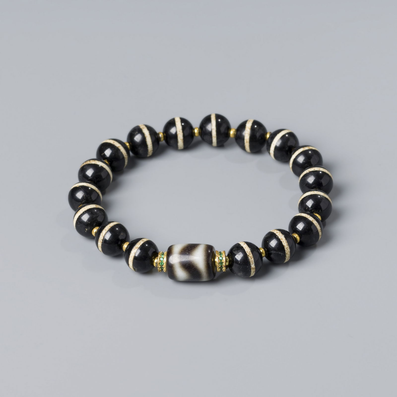 Tibetan 17 Single Line Rami Agate Beads Bracelet with Tiger Teeth Dzi Bead: A striking Tibetan bracelet featuring 17 single line agate rami beads complemented by a tiger teeth Dzi bead. Total Weight : 28gram