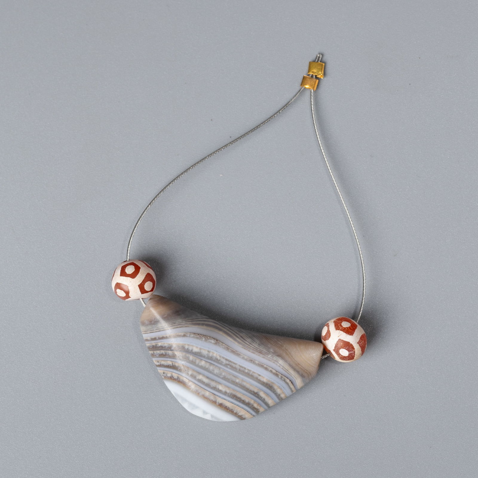 Old Bactrian Greek Civilization Agate Bead with Etched Carnelian Beads: A rare lot featuring an old agate bead from the Bactrian Greek civilization, accompanied by finely etched carnelian beads. Total Weight : 7gram