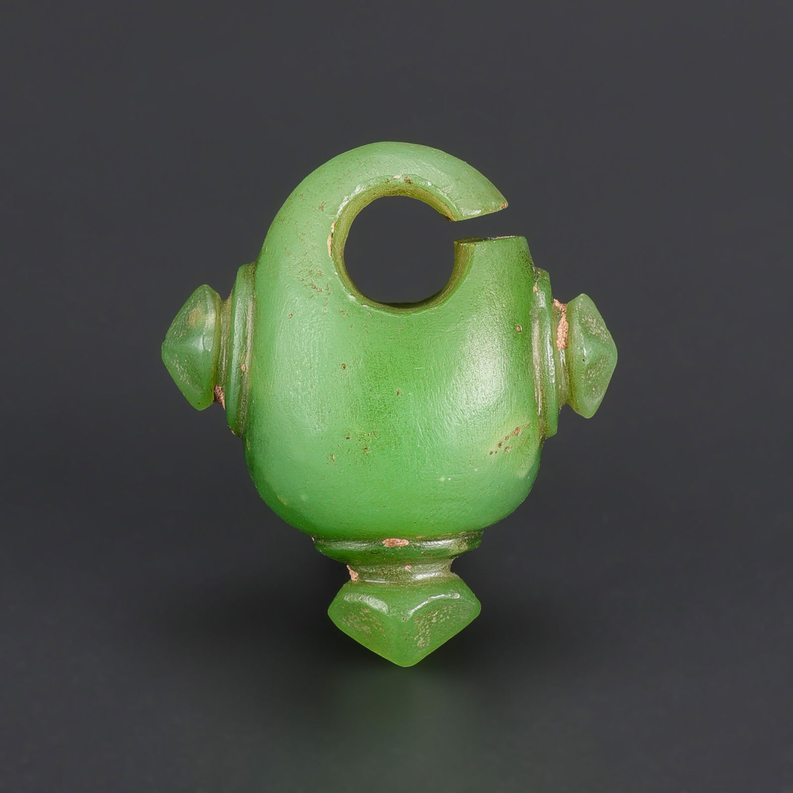 Dong Son Culture Carved Green Glass Pendant, Southeast Asian Art: Rare Dong Son Culture Carved Green Glass Pendant, Southeast Asian Art Size Detail: 3.8 x 4.3cm Weight: 31gram