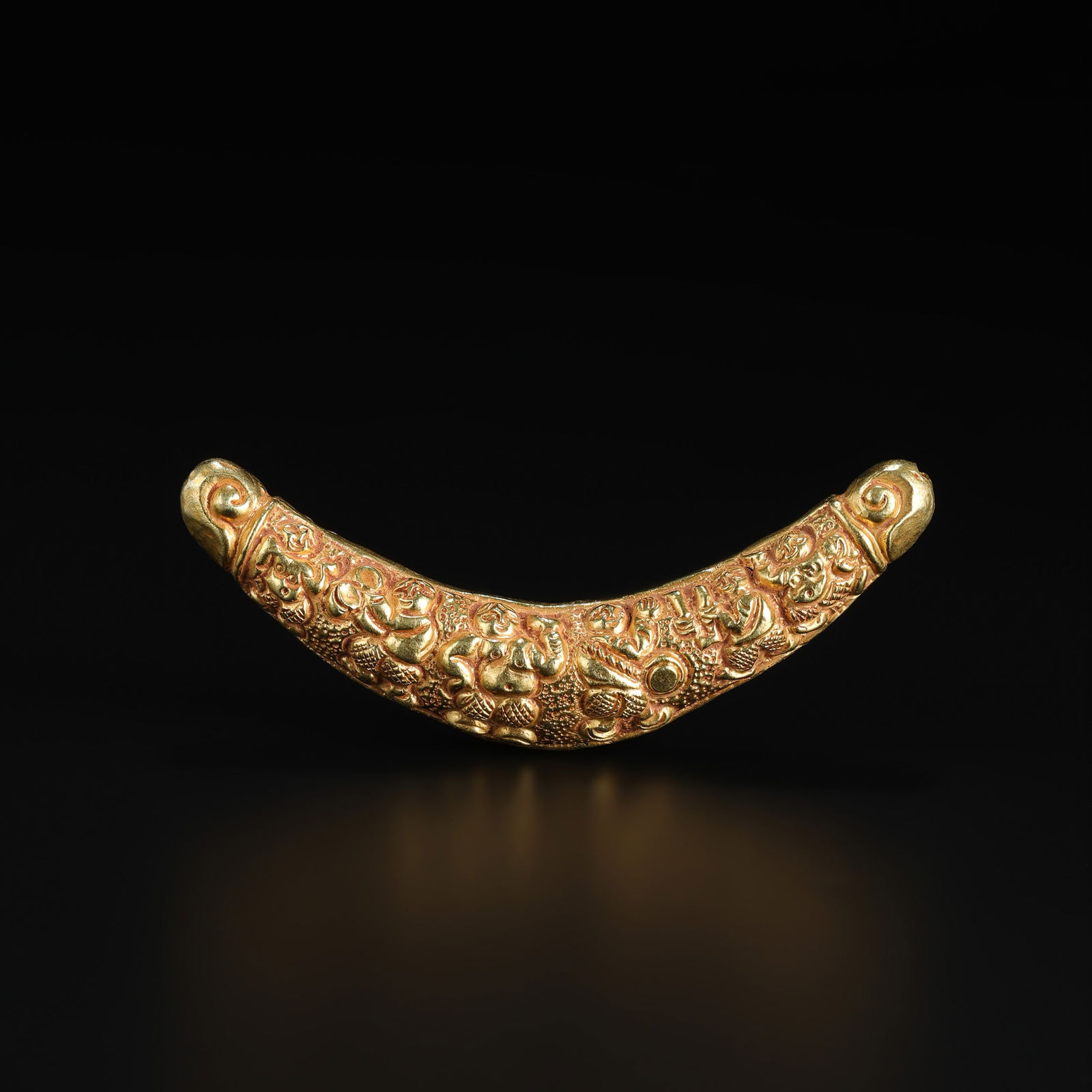 Ancient Pagan Dynasty Gold Figural Amulet Pendant: Solid 18K gold amulet pendant from the Pagan Dynasty, adorned with multiple finely detailed figures. Weighing 18 grams Size Detail: 10.3 x 3.9cm Weight: 18gram