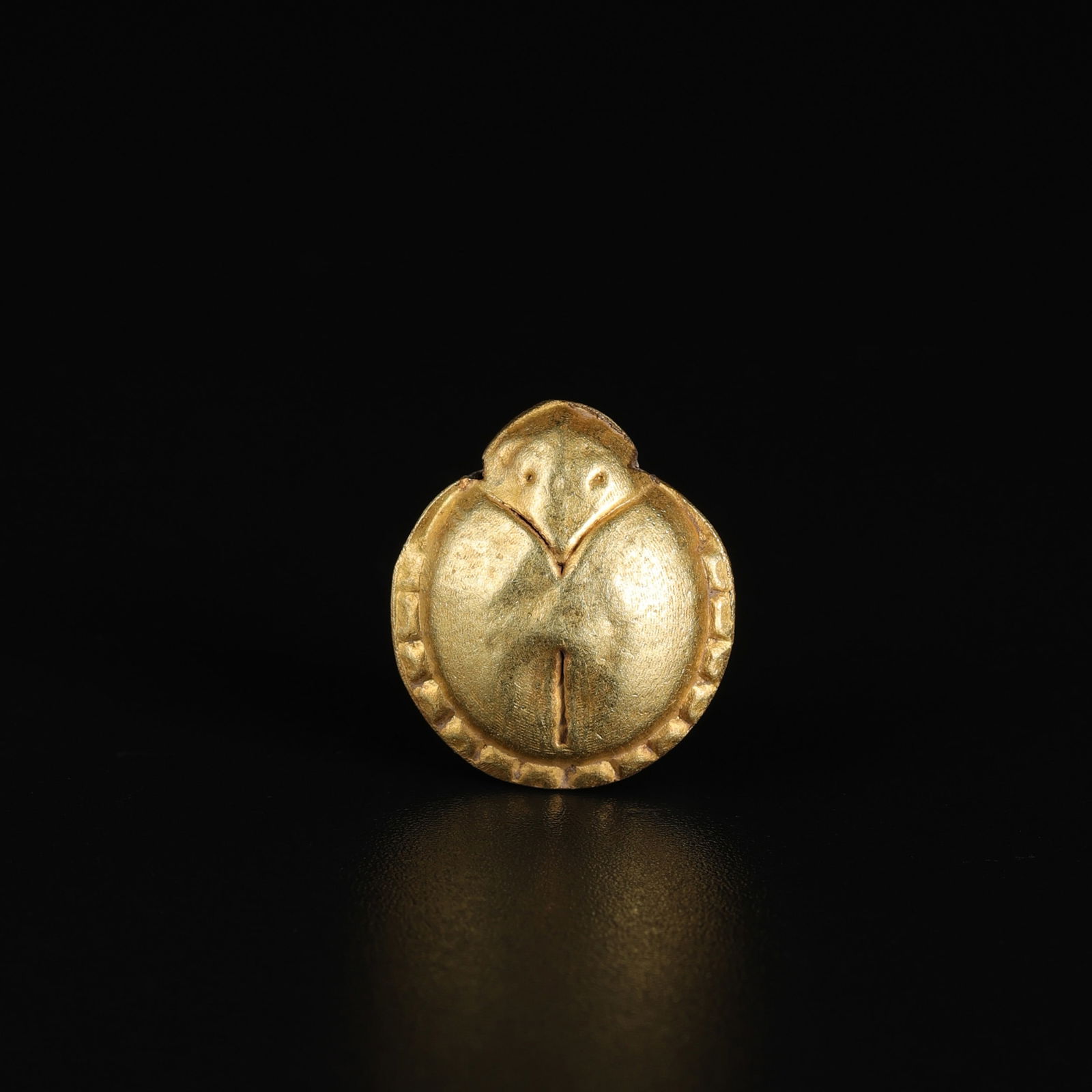 Ancient Roman-Egyptian Solid Gold Scarab Pendant: An Ancient Roman-Egyptian pendant crafted in solid gold, weighing 2 g, featuring a carved scarab motif. Size Detail: 1.5 x 1.7cm Weight: 2gram