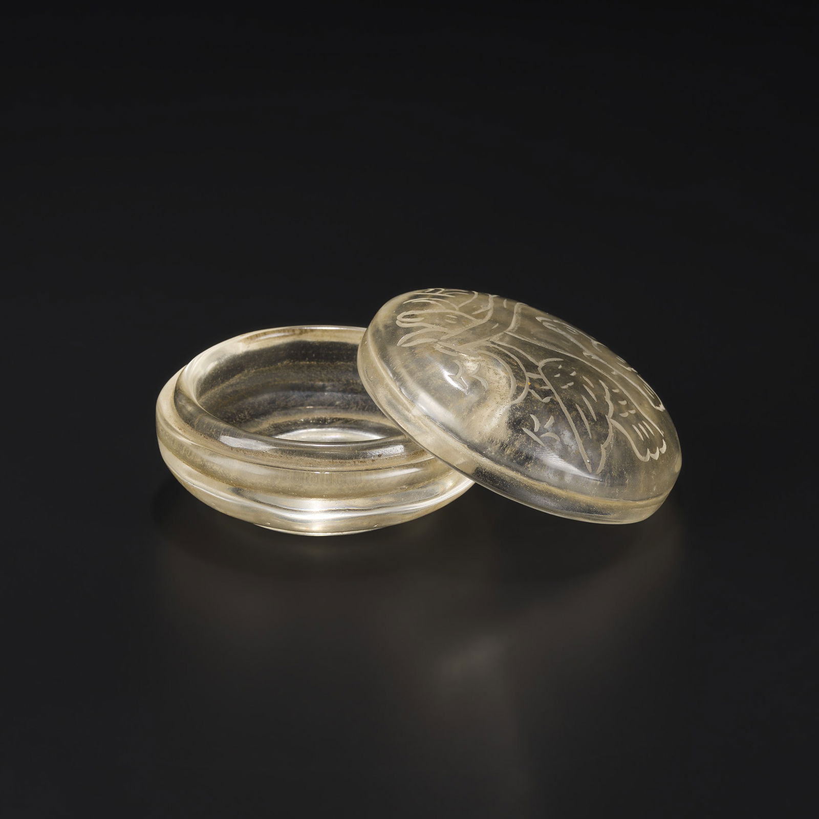 Qing Dynasty Crystal Box Featuring Carved Bird Figurine: Qing Dynasty crystal box adorned with a carved bird figurine. Size Detail: 6.5 x 3.9cm Weight: 156gram