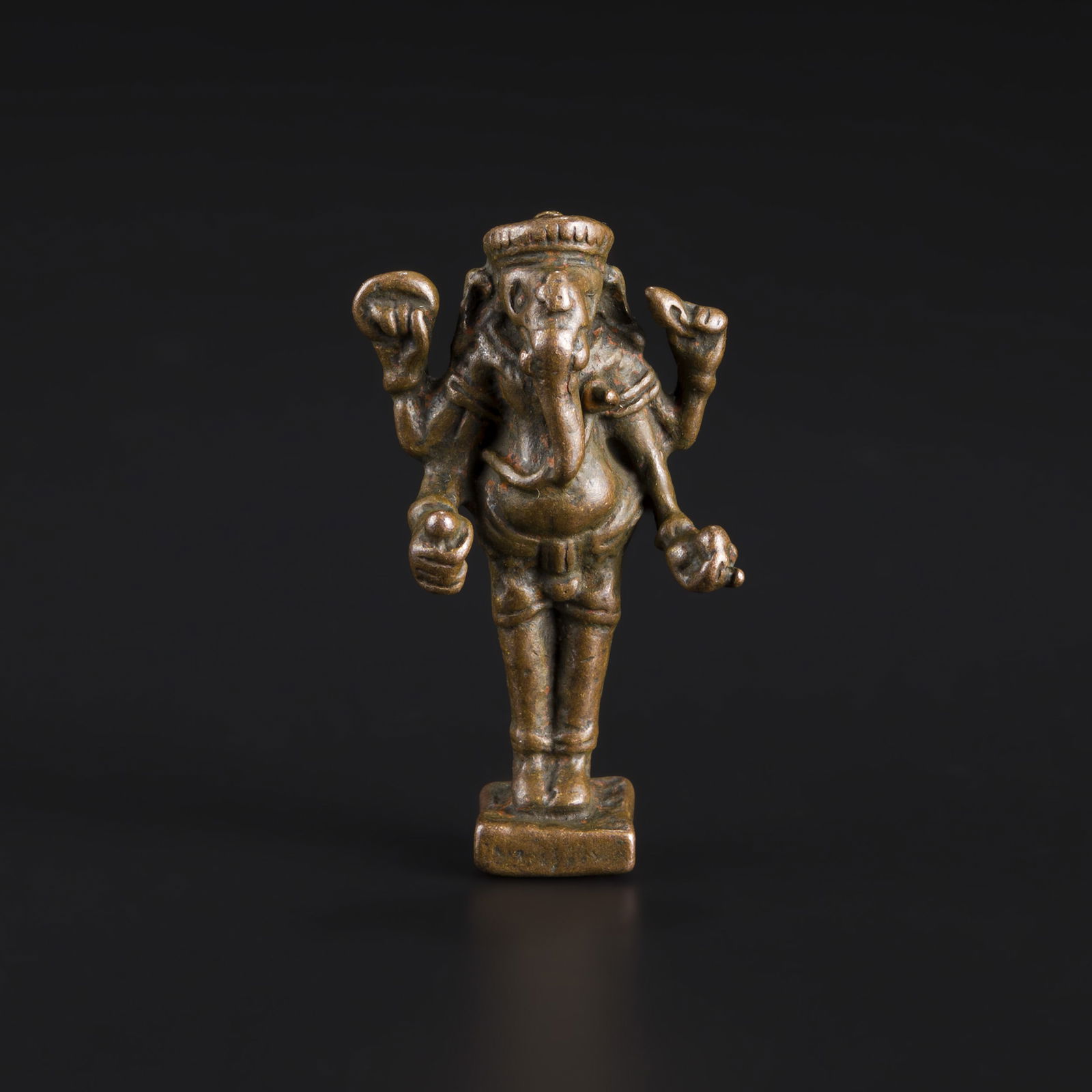 Antique Bronze Statue depicting the Hindu Deity Ganesh: Antique Bronze Statue depicting the Hindu Deity Ganesh Size Detail: 2.7 x 4.7cm Weight: 27gram