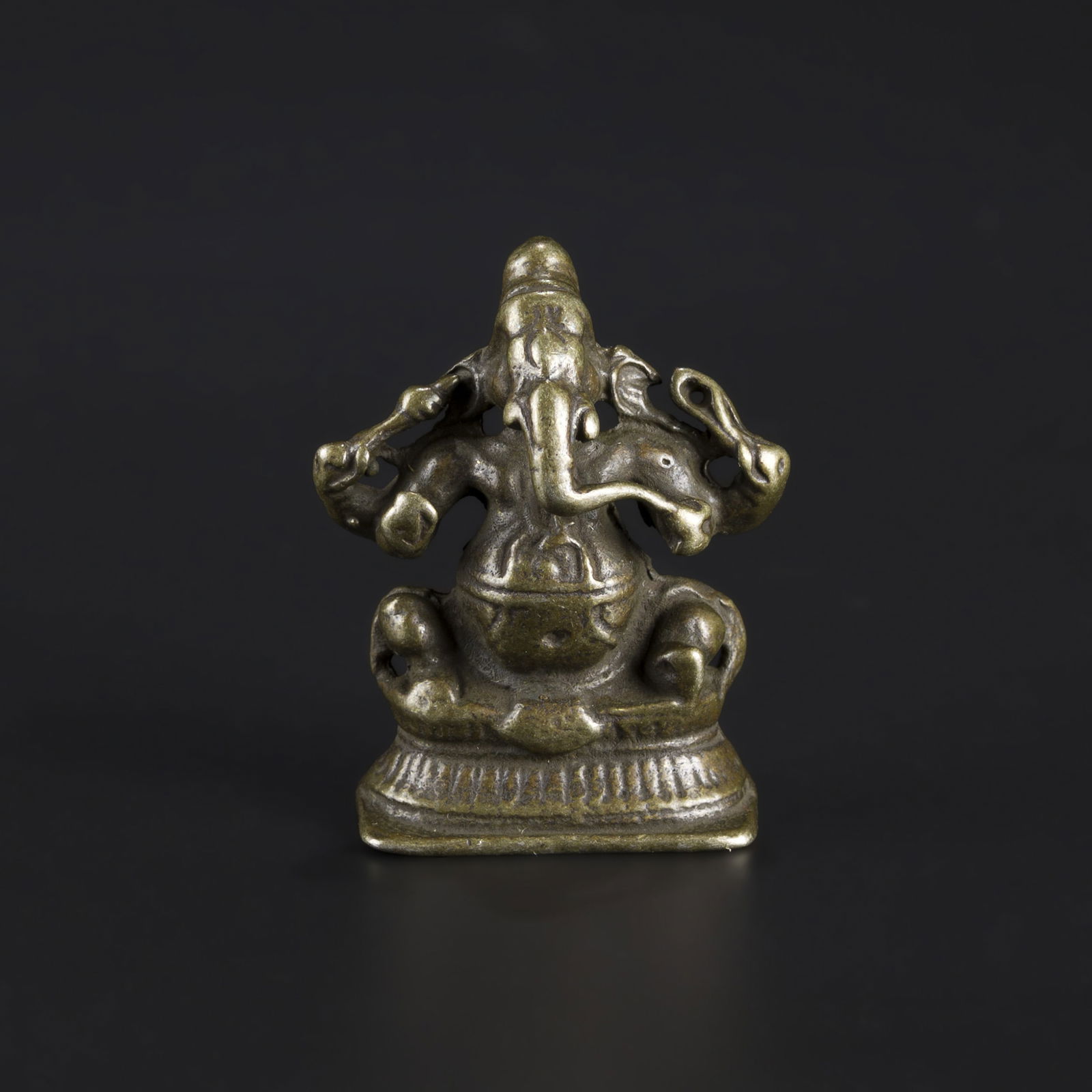 Antique Small Statue of Ganesha: Antique Small Statue of Ganesha Size Detail: 2.6 x 3.2cm Weight: 24gram