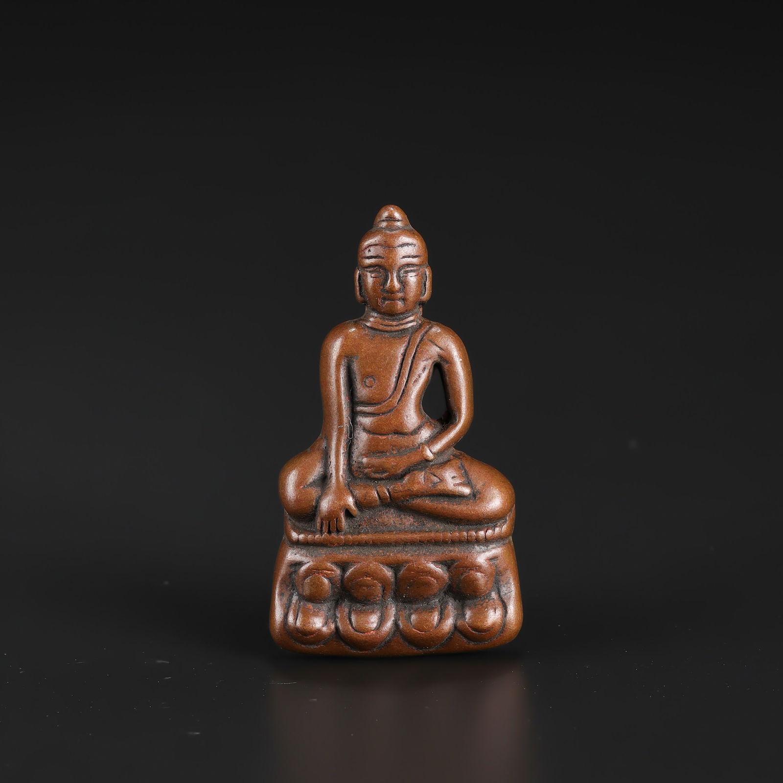 Tibetan Seated Buddha Amulet Statue: Tibetan Seated Buddha Amulet Statue Size Detail: 2.9 x 5.3cm Weight: 29gram