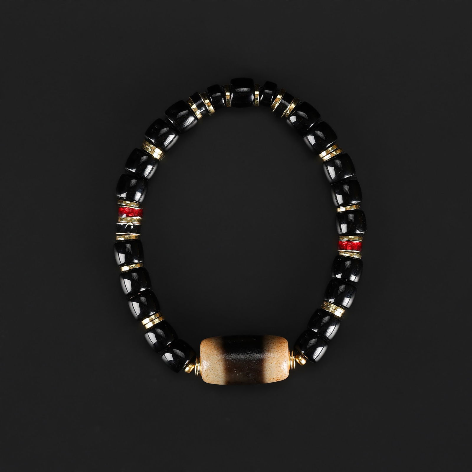 A Tibetan Dzi Agate Bead Bracelet: A Tibetan Dzi Agate Bead Bracelet Total Weight: 19gram