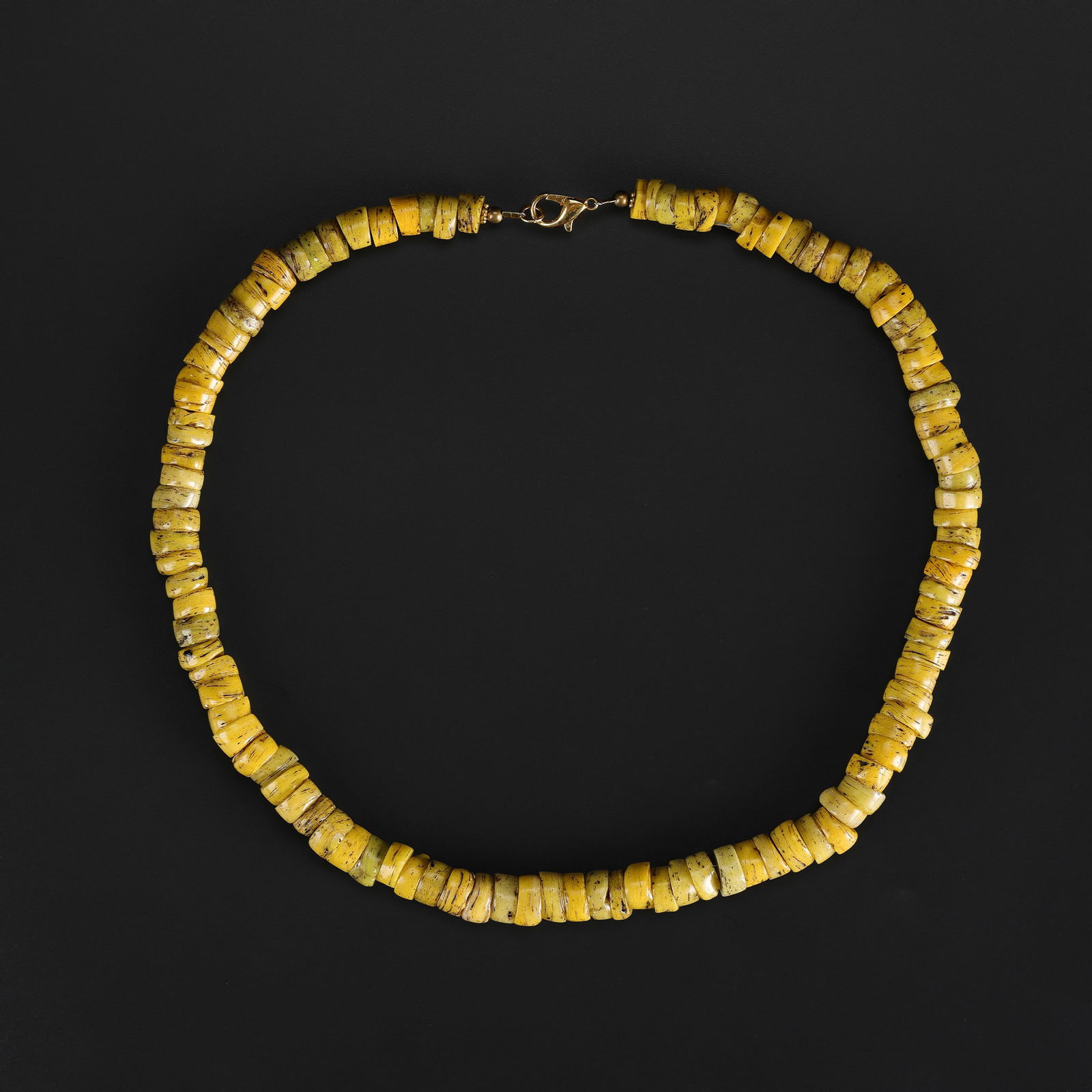 An Antique Yellow Glass Bead Necklace: An Antique Yellow Glass Bead Necklace Length: 20in Total Weight: 88gram