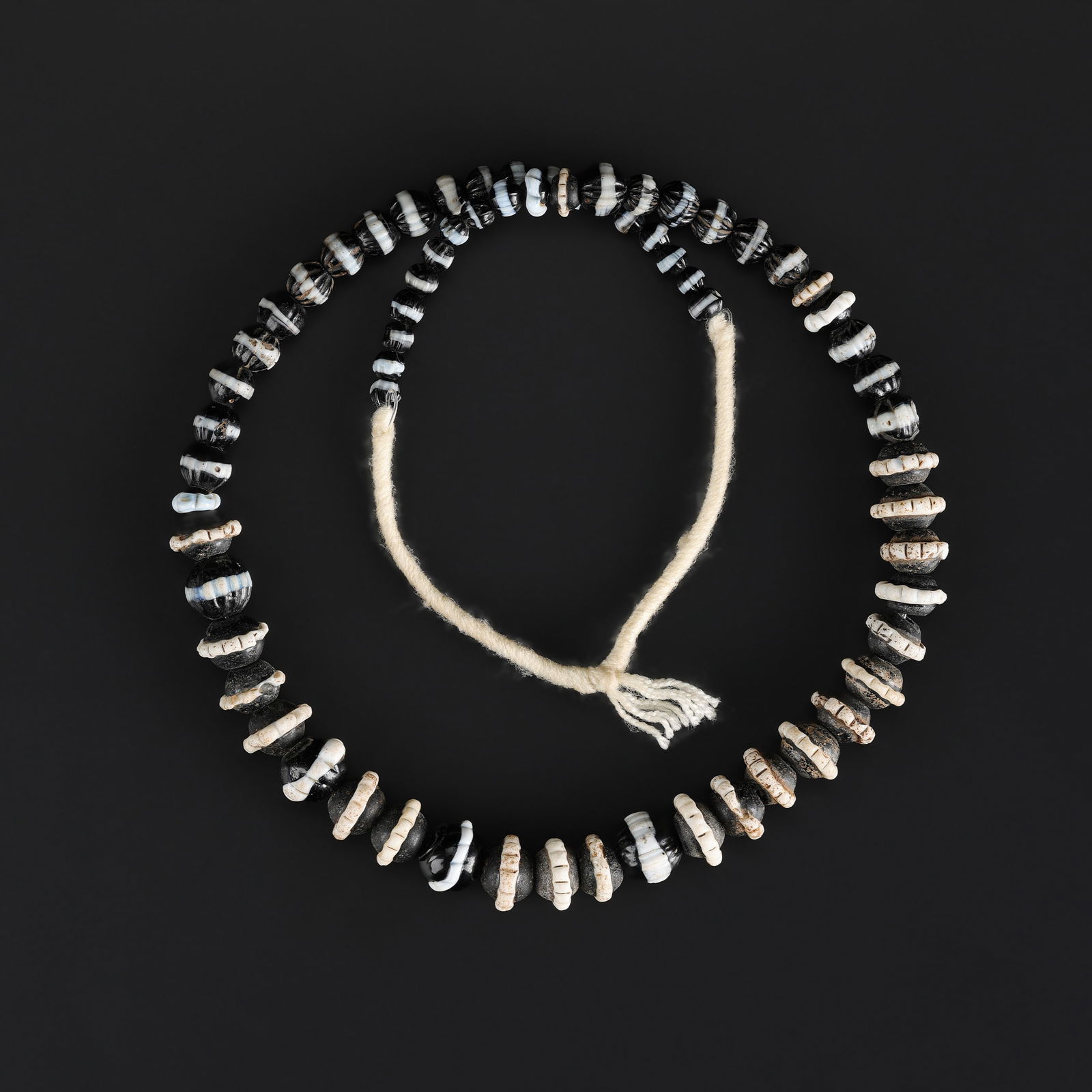 A Vintage African Dogtooth Beads Necklace: A Vintage African Dogtooth Beads Necklace Length: 21.5in Total Weight: 98gram