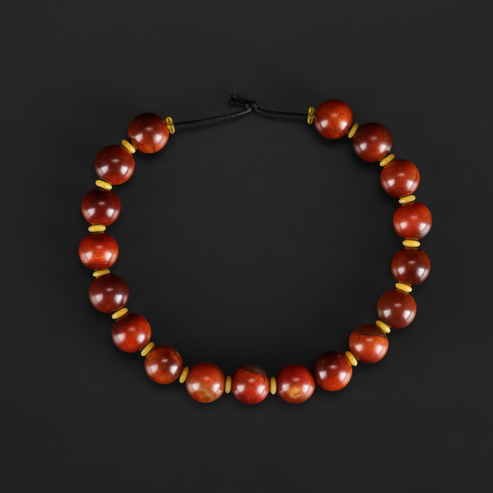 A Qing Dynasty Round Carnelian Stone Bead Necklace: A Qing Dynasty Round Carnelian Stone Bead Necklace Length: 11in Total Weight: 66gram