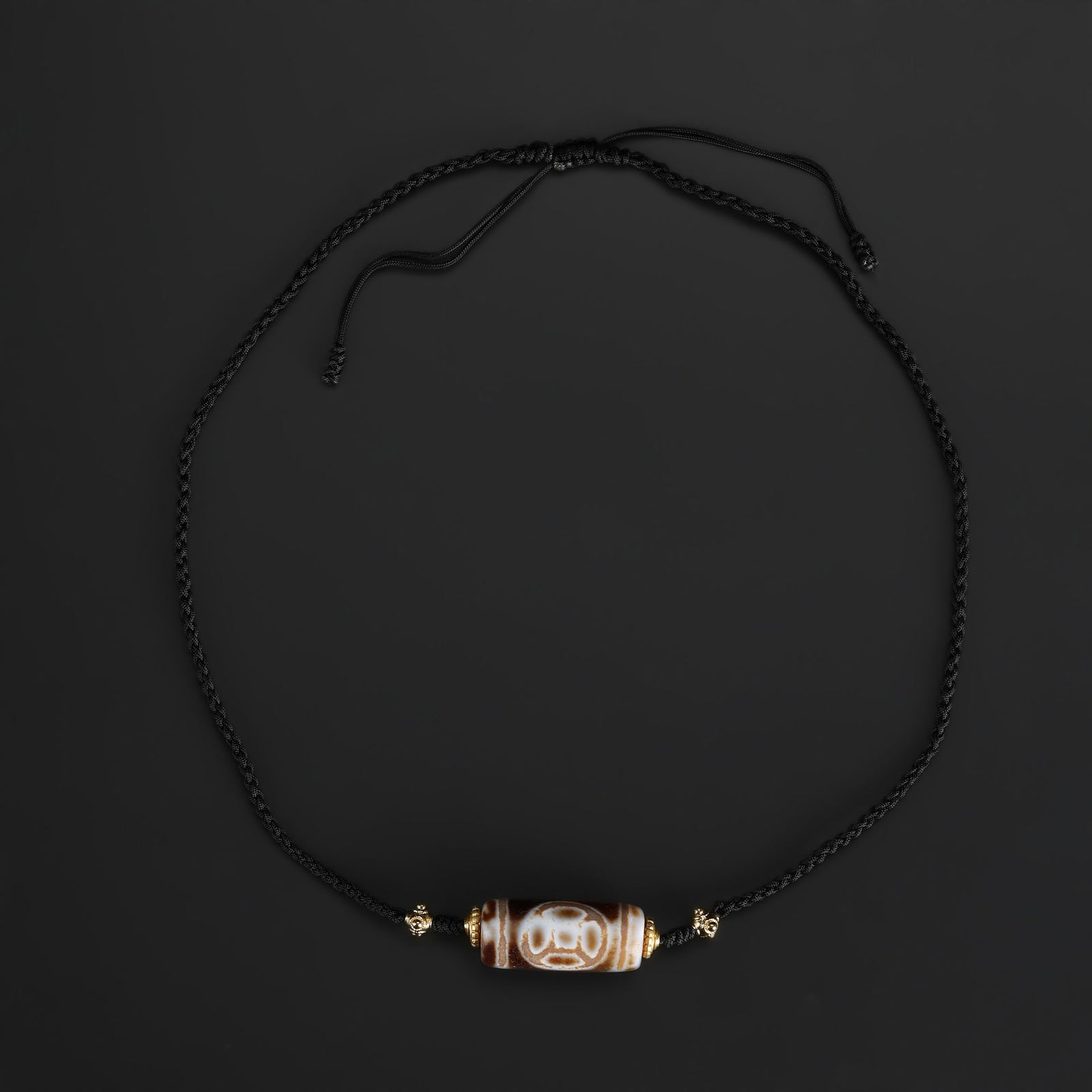 Tibetan Dzi Bead with Dhama Wheel Pattern: Tibetan Dzi Bead with Dharmachakra (Dhama Wheel) Pattern Total Weight: 15gram