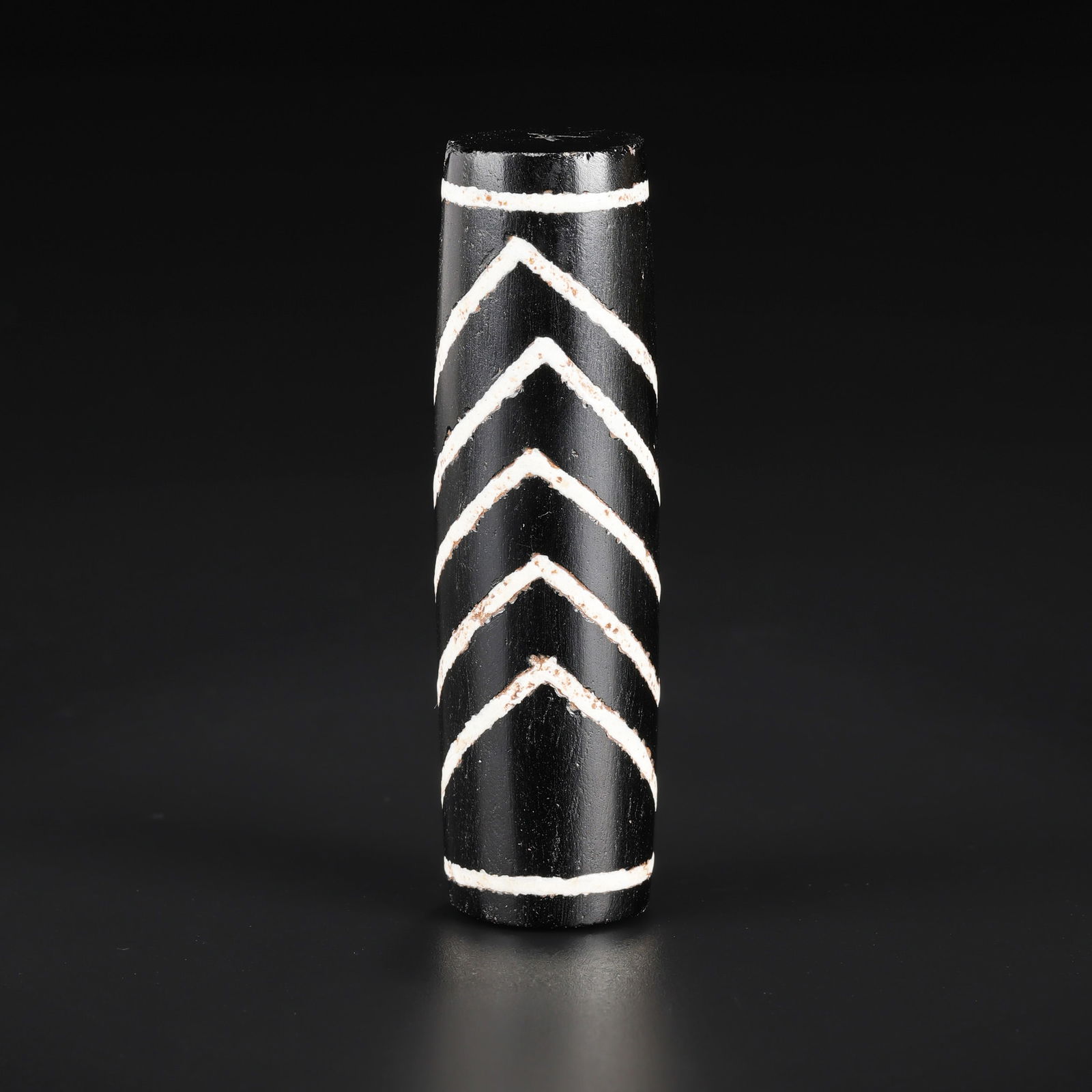 Sino-Tibetan Pyu Zig-Zag Pattern Agate Bead: Sino-Tibetan Pyu Zig-Zag Pattern Agate Bead Size Detail: 2 x 7cm Weight: 51gram