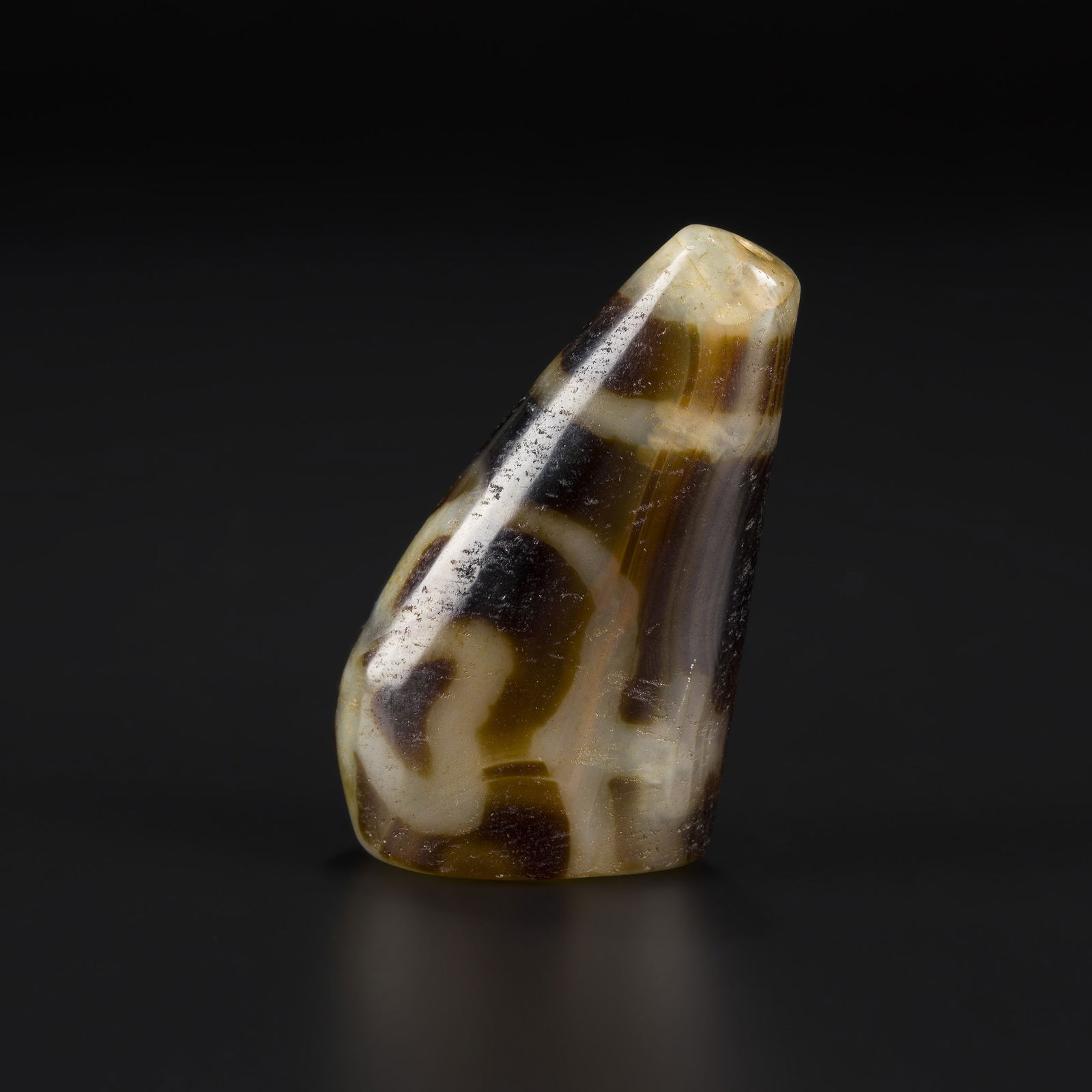 Tibetan Rare-Pattern Agate Dzi Bead (Half): Tibetan Dzi bead crafted from agate, featuring a rare pattern and presented in a half bead form. Size Detail: 3.6 x 5.9cm Weight: 70gram