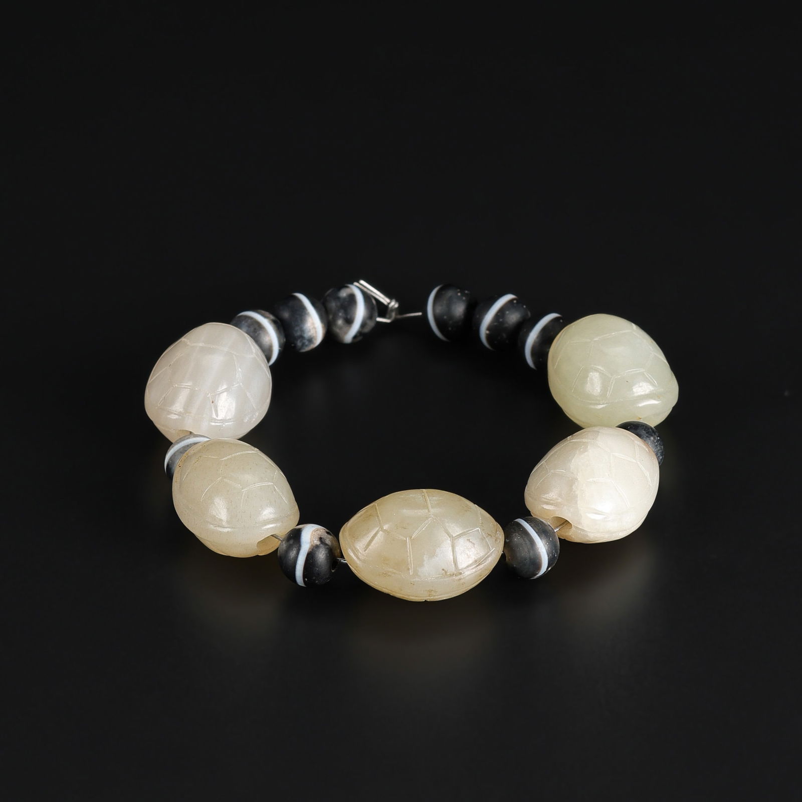 Collection of Ming Dynasty White Jade Beads Carved in Tortoise Shell Design with Banded Agate Bead: Collection of Ming Dynasty White Jade Beads Carved in Tortoise Shell Design with Banded Agate Bead. Total Weight: 38gram