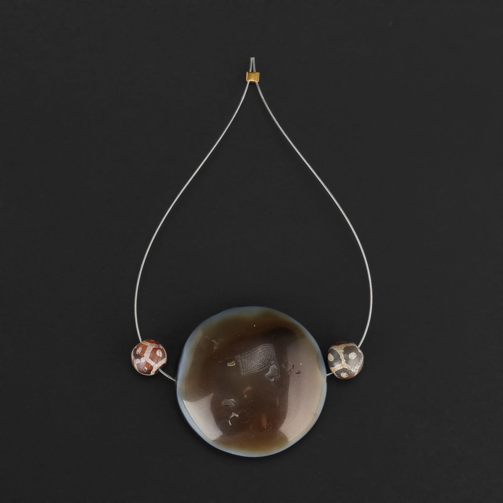 Indo-Tibetan “Magic Eye” Lukmik Horse-Eye Agate Bead with Etched Agate Beads: A rare Indo-Tibetan bead set featuring a “Magic Eye” Lukmik horse-eye agate bead, accompanied by finely etched agate beads. Total Weight: 17gram