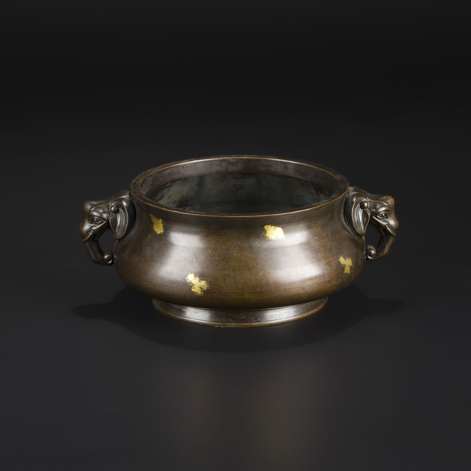 Qing Dynasty Chinese Bronze Censer with Elephant-Head Handles: Qing Dynasty Chinese Bronze Censer with Elephant-Head Handles. Size Detail: 18.3 x 7cm Weight: 1kg