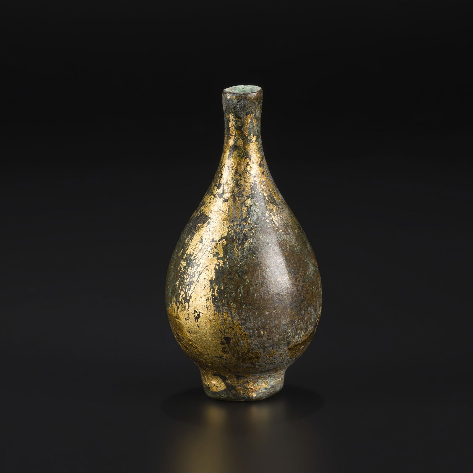 Chinese Antique Bronze Bud Vase: Chinese Antique Bronze Bud Vase Size Detail: 4.8 x 9.6cm Weight: 177gram
